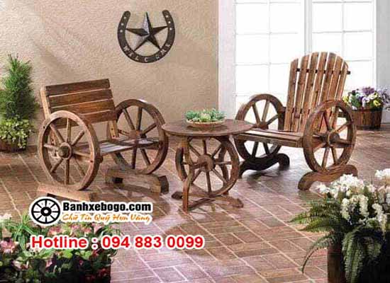 Bàn ghế làm từ bánh xe bò